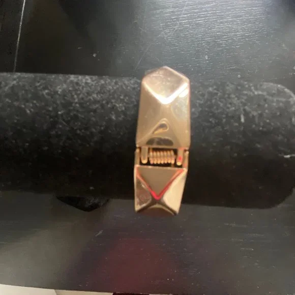 Simple elegant bangle - Picture 2 of 4